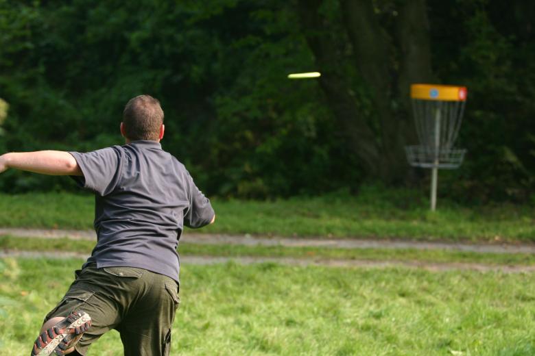 Actievelingen van alle leeftijden zijn met disc golf actief bezig in de Sauerlandse natuur.  