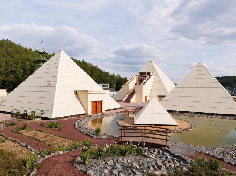 Boven de plaats Meggen in de gemeente Lennestadt staan de Sauerlandse Pyramides.