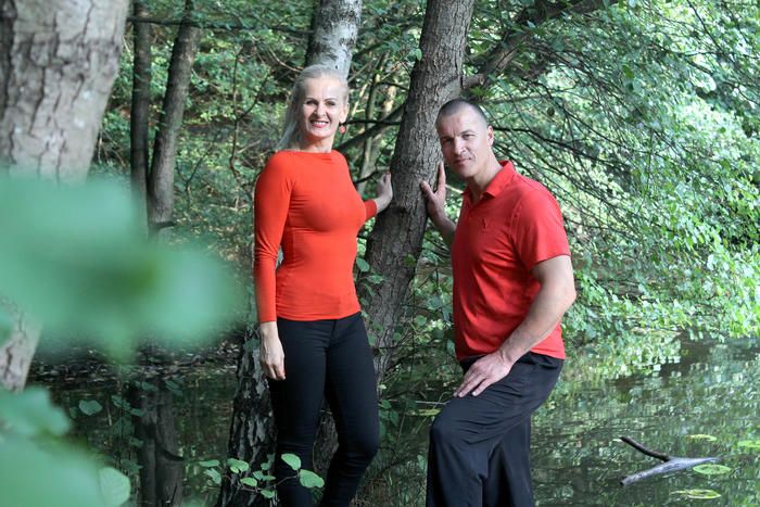 Adrienne Weische und Albert Wiethoff - Sauerland-Coach am Hexenteich an einem Baum