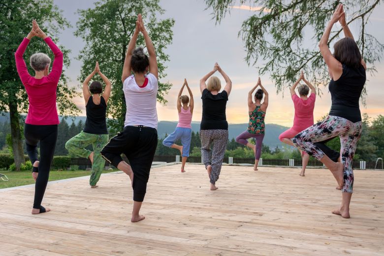 Yogaübungen in der Gruppe im Berghotel Hoher Knochen