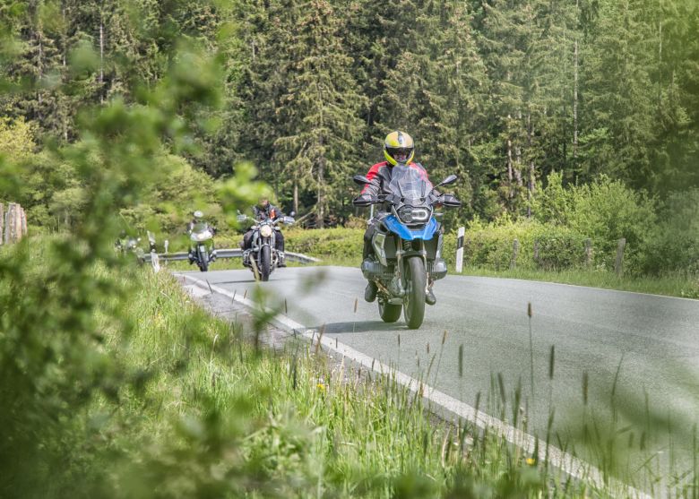Motorradfahrer unterwegs auf der Grenzland-Tour.