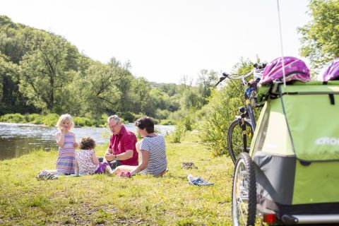 Radfahren im Sauerland: Rast auf der Wiese