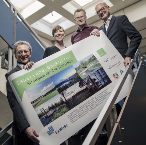 Sauerland-Tourismus, Sauerland Initiativ und weitere Partner freuen sich über den Gewinn des Förderpreises zum Thema „Baukultur und Tourismus“