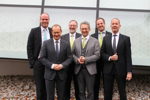 Neuer und alter Vorstand sowie Mitarbeiter des Sauerland-Tourismus