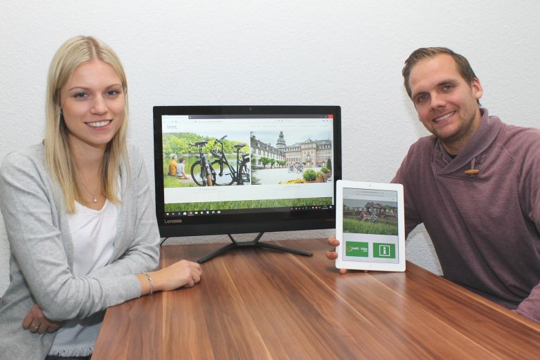Jannik Müller und Katharina Sasse mit der neuen Internetseite.
