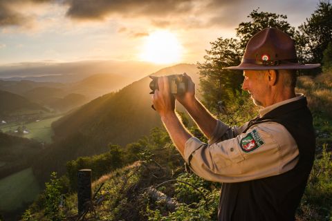 Ranger Ralf Schmidt fotografiert den Sonnenaufgang über der Sauerländer Landschaft.