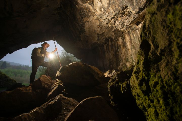 Ein Ranger erkundet die Kulturhöhle „Hohler Stein“ bei Kallenhardt.