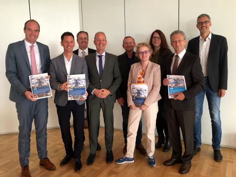 Vertreter von Sauerland-Tourismus, Touristikverband Siegerland-Wittgenstein sowie dwif-Consulting GmbH präsentieren gemeinsam die Strategie 2019+. 