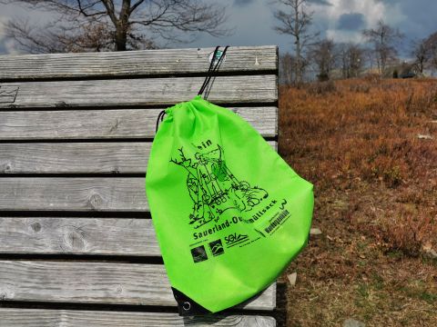 Der Sauerland-Outdoormüllsack ist der ideale Begleiter auf Wanderungen und sorgt für Sauberkeit in der Natur.