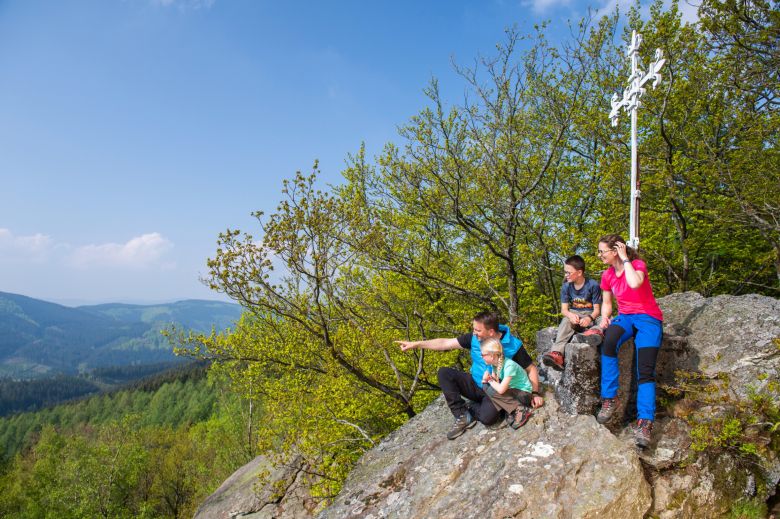 Eine Familie genießt die Aussicht vom Rinsleyfelsen im Lennestädter Ortsteil Saalhausen.
