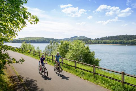 Ein Pärchen auf Radtour entlang des Biggesees. Tourenradfahren erfreute sich 2020 als Freizeitbeschäftigung größter Beliebtheit.