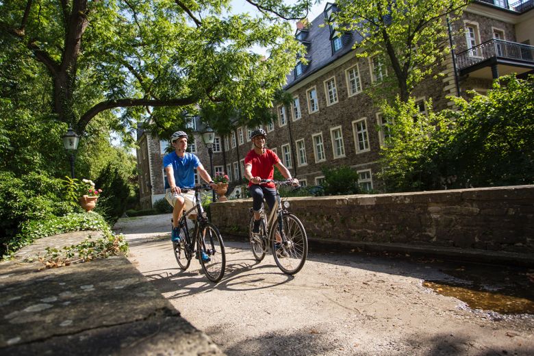 Zwei Radfahrer unterwegs auf dem MöhnetalRadweg bei Haus Füchten. Der beliebte Fluss-radweg hat in diesem Jahr die Marke von 100.000 Radfahrern geknackt.