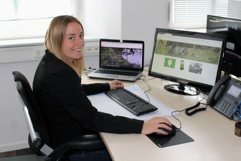 Die neue Projektleiterin der Sauerland-Radwelt, Lajana Kampf, an ihrem Arbeitsplatz.