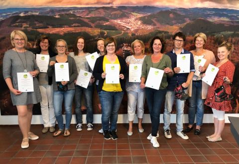 Freuen sich gemeinsam über die bestandene Prüfung: Die Teilnehmer der Schulung im Naturpark-Infozentrum in Lennestadt-Saalhausen.