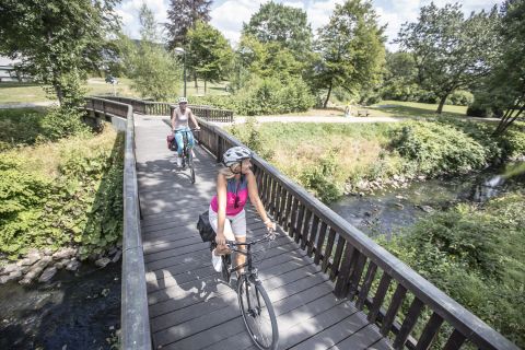 Radfahrer unterwegs auf dem RuhrtalRadweg bei Olsberg. Die mit vier Sternen zertifizierte Qualitätsradroute verbindet das Sauerland und die Metropole Ruhr auf 240 Kilometern.